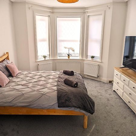 Cosy Bee And Apartment Борнмут Экстерьер фото